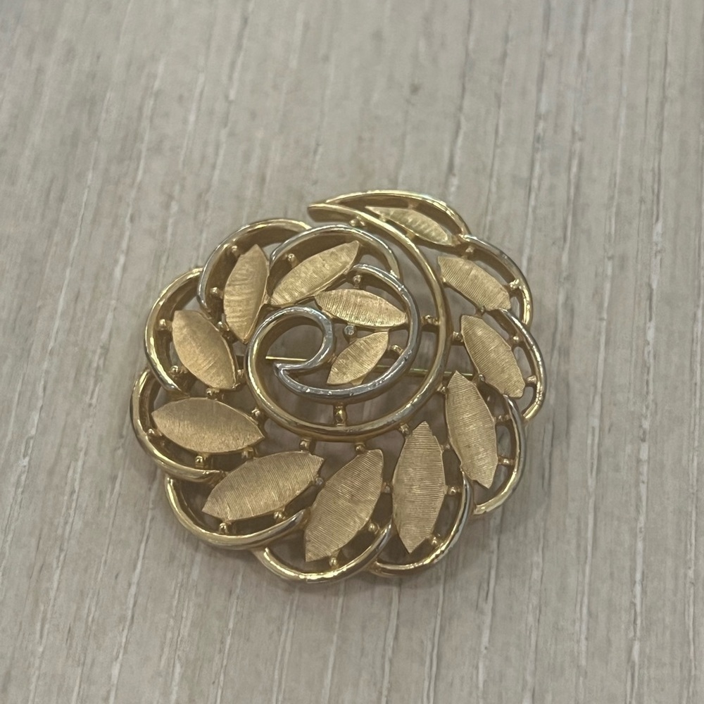 VINTAGE GOLD TONE TRIFARI PIN BROOCH